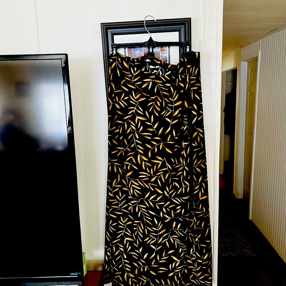 A-line mid calf skirt. Never worn with no tag!